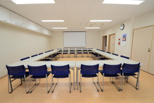 9メートル×6メートルの集会スペースです。会議に必要な机、椅子を使用することができます