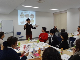 第1回市民プログラムワークショップで、講師の武田先生が講義をする様子