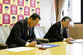 市長と全日本不動産協会兵庫県本部長が署名している写真