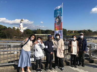 万博公園での校外学習にて太陽の塔と記念撮影