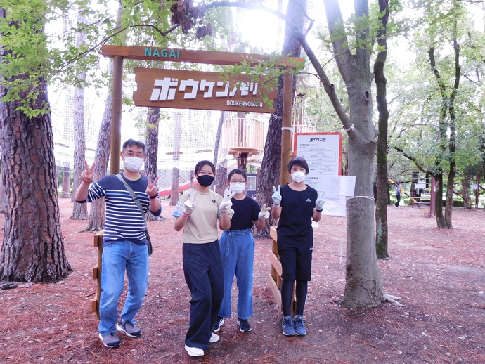 令和4年10月8日の体験活動　長居公園「ボウケンノモリ」入り口にて集合写真
