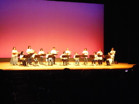 ウクレレ演奏の画像