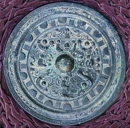 勝福寺古墳出土の画文帯神獣鏡の写真