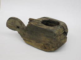 栄根遺跡出土の木製墨壺の写真