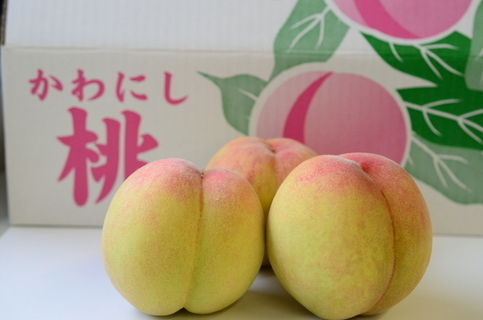 早生桃と箱の写真