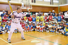 バッティングフォームを指導する元プロ野球選手