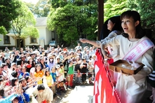 餅まきの様子