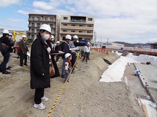 第2回市民プログラムワークショップで、工事中の公園現場を確認にいく様子