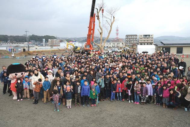 植え付けたエドヒガンをバックに、参加者みなさんと記念集合写真を撮影しました