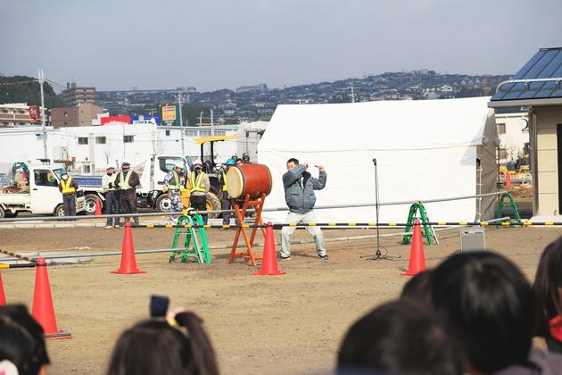 開会の合図に太鼓をならす