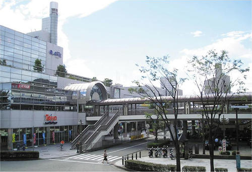 平成元年4月4日完成アステ川西と阪急川西能勢口駅間のペデストリアンデッキ