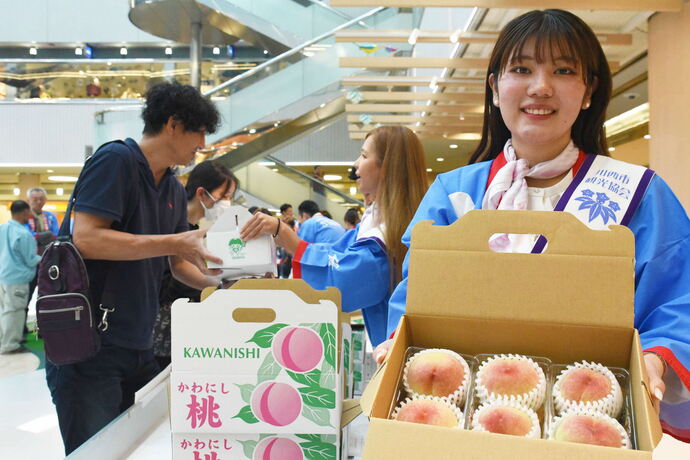 写真：桃の即売会の様子