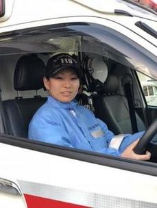 救急車に乗っている女性