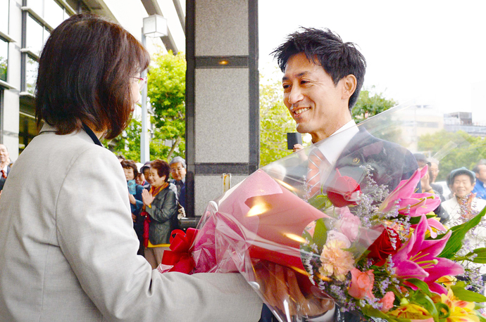 初登庁時に花束を受け取る越田川西市長の画像