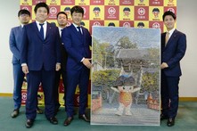 モザイクアートと、市長、川西青年会議所のメンバー