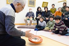 こままわしの実演の様子