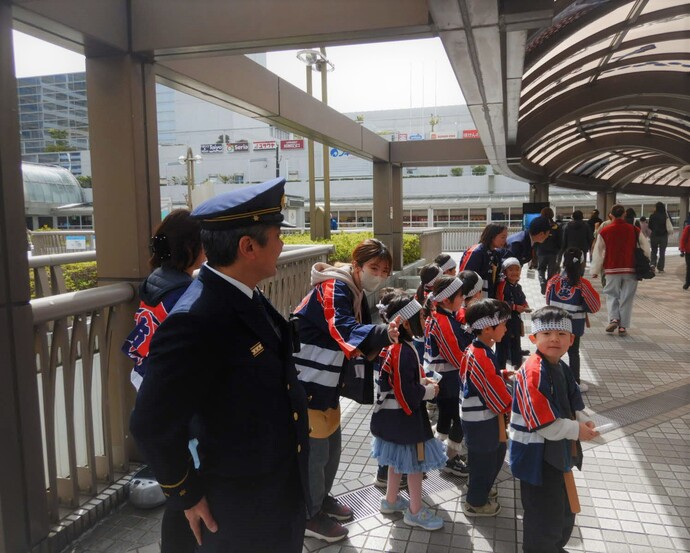通行人に防火ティッシュを配布しています