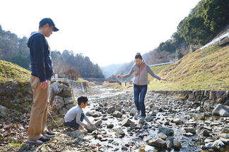 河原で遊ぶ家族