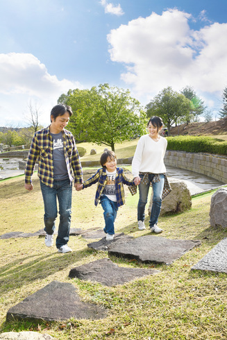 公園を歩く家族