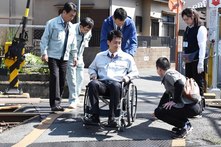 車いすの操作を体験する市長の画像