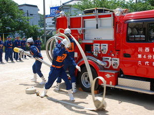 ポンプ車で放水準備をしている写真