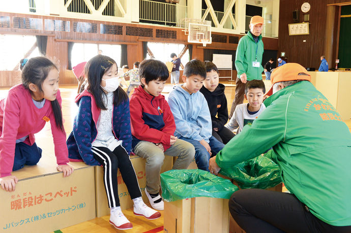 段ボールトイレの作り方を学ぶ緑台小学校の4年生