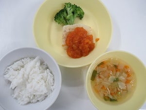 保育所や認定こども園で提供している給食の写真