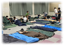 学校に泊まろうで就寝準備をする子どもたち