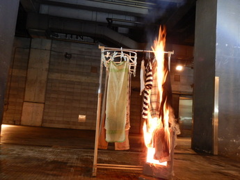 実験室で着火実験（洗濯物）