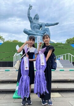 長崎平和祈念像前の折り鶴平和大使