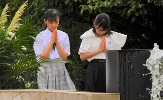 平和の泉で祈る折り鶴平和大使