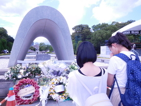 原爆死没者慰霊碑（広島平和都市記念碑）に祈りを捧げる折り鶴平和大使