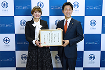 令和4年度ひょうごユニバーサル社会づくり賞(個人部門)知事賞を受賞した名木田さんが表敬訪問