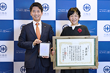 母子保健奨励賞を受賞した「しまざき助産院」の島崎さんが表敬訪問