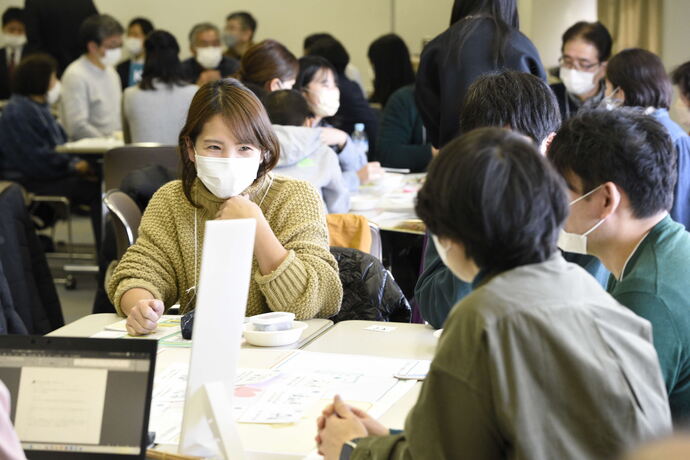 かわにしミライ会議で参加者が対話している様子