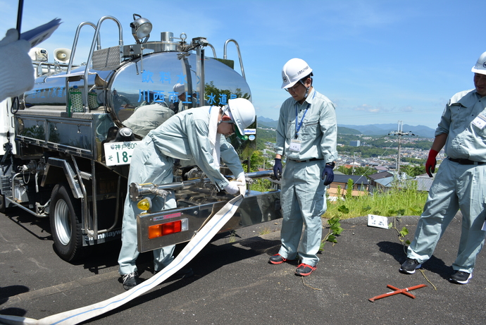 写真：応急給水訓練の様子1