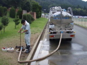 写真:給水バルーン(2トン)への充水