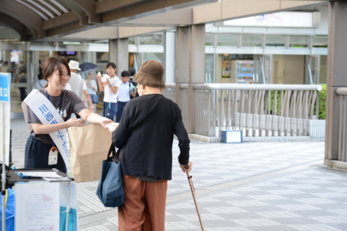 写真：啓発用ティシュを配布する職員の姿