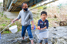 小川の水生生物探検を実施