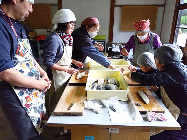 黒川地区で郷土料理のサバ寿司づくり体験と狂言鑑賞会を開催