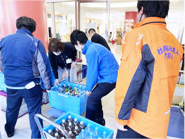 川西市社会福祉協議会がフードドライブで寄付された飲料を被災地へ届け、仕分けする様子