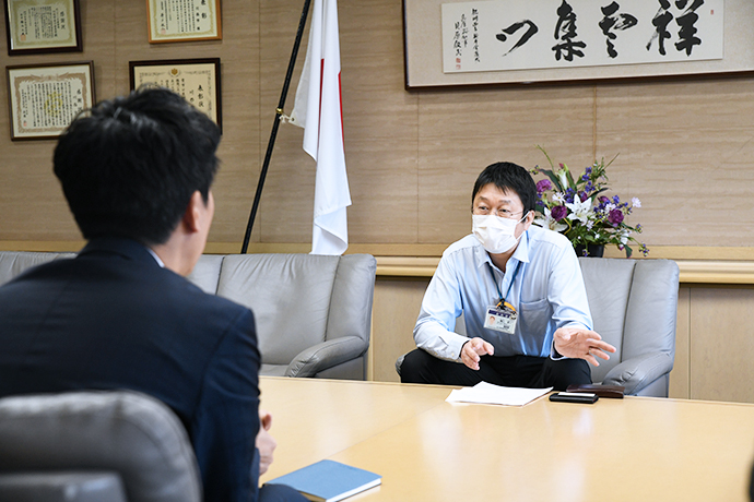 川西市薬剤師会が穴水町を支援。市長に報告する姿