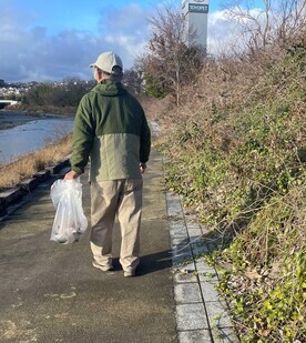 河川敷のゴミを拾いを行う活動員