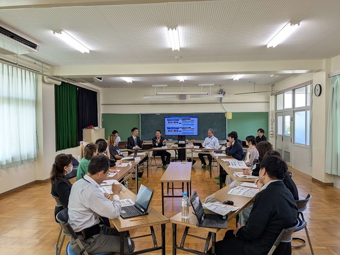 川西市立清和台南小学校で開催された「第2回学校のあり方懇話会」の様子
