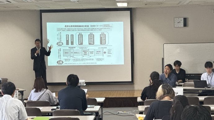「川西の教育」アクションプラン検討委員会の趣旨を解説している教育長