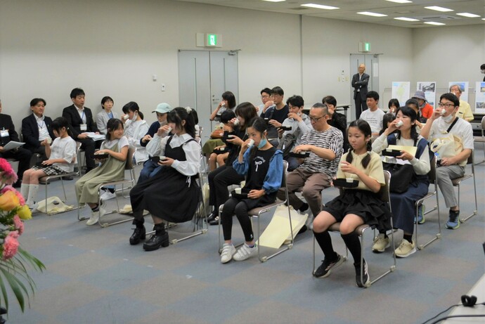 写真:利き水体験の様子