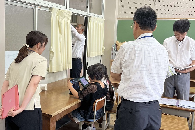 国語と算数を自身で選択してタブレットPCを活用しながら話し合う川西市立東谷小学校5年生の児童