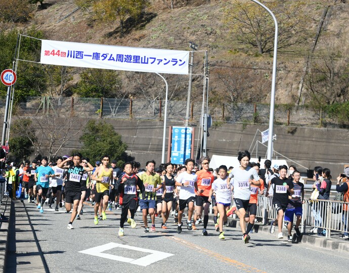写真：前回大会の参加者が楽しく走っている様子