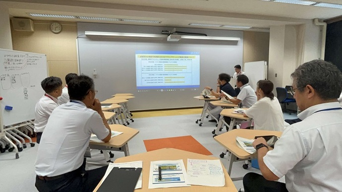 彦根市立城東小学校のアクティブラーニング教室での協議