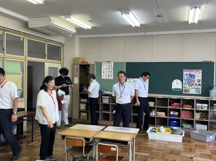 彦根市立城東小学校の1年生教室の横にある「フリールーム」を視察